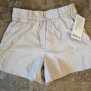 New Lululemon khaki cinchable waist shorts